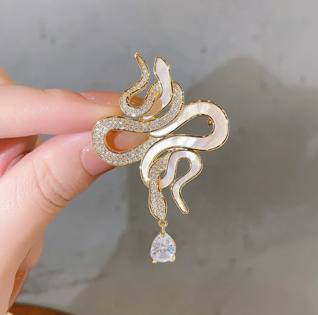 [MonoGleam] Golden Snake Brooch with Crystal Drop - Bold and Elegant Design