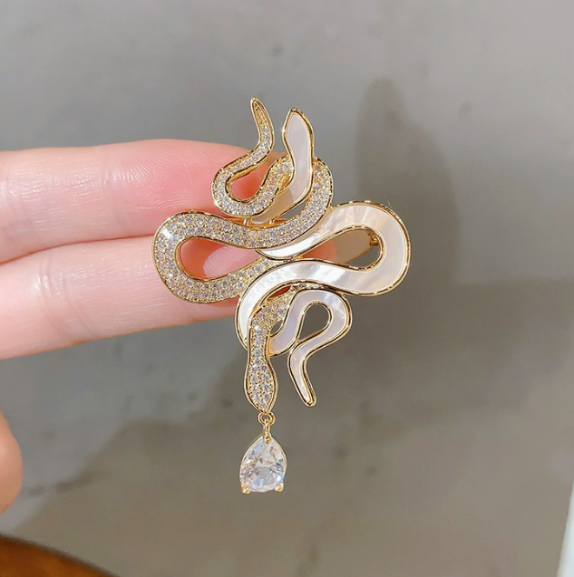 [MonoGleam] Golden Snake Brooch with Crystal Drop - Bold and Elegant Design