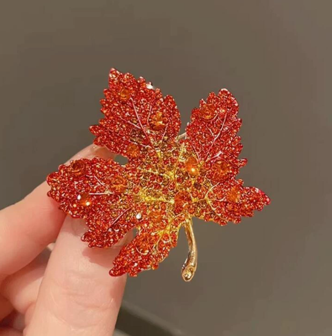 [MonoGleam] Maple Leaf Brooch - Elegant Autumn Accessory with Vibrant Colors