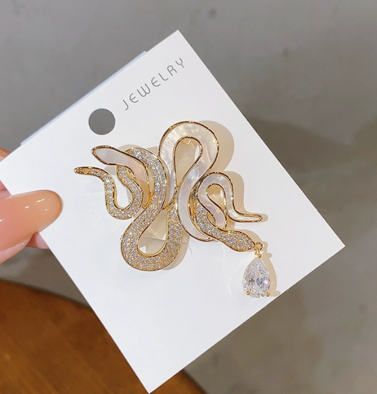 [MonoGleam] Golden Snake Brooch with Crystal Drop - Bold and Elegant Design