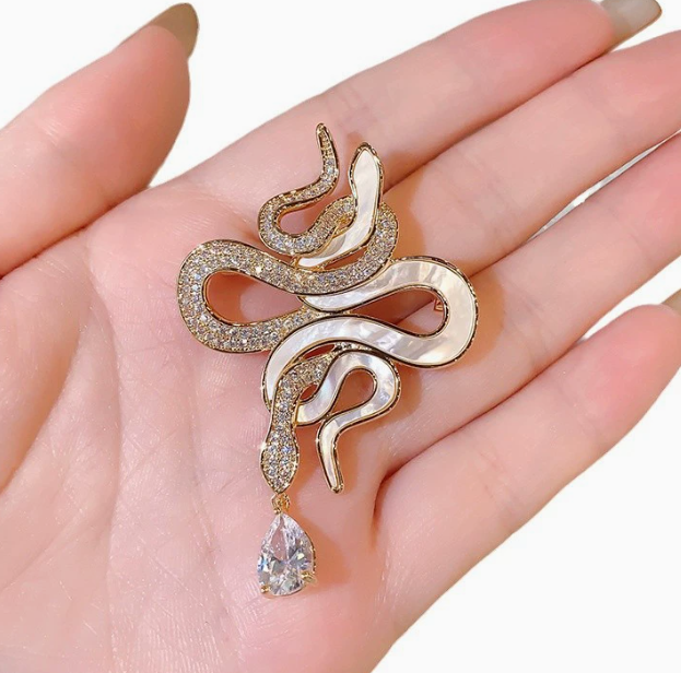 [MonoGleam] Golden Snake Brooch with Crystal Drop - Bold and Elegant Design