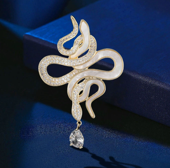 [MonoGleam] Golden Snake Brooch with Crystal Drop - Bold and Elegant Design